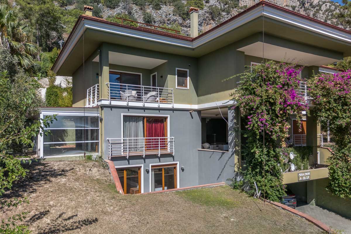 Göcek Mira’da Deniz Manzaralı Bahçeli Dubleks