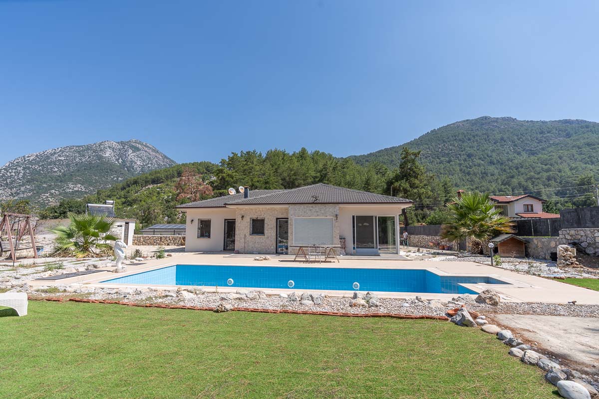 Üzümlü’de Geniş Bahçeli Villa