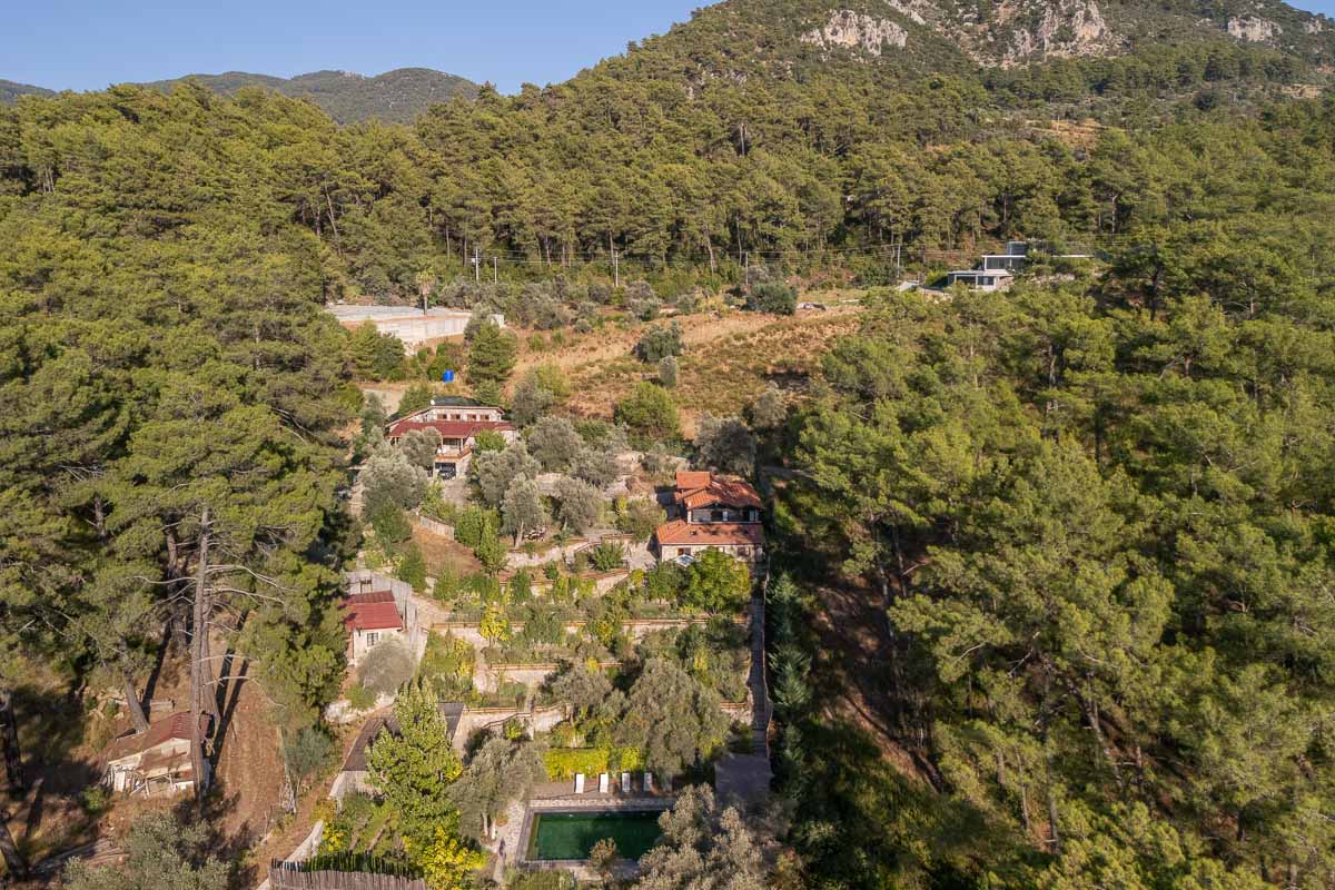 7.126 m² Arazide Havuzlu Çiftlik Evi