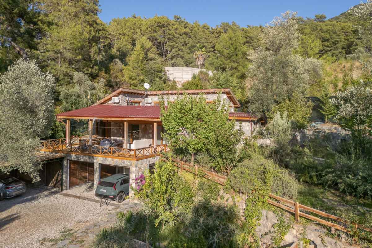 7.126 m² Arazide Havuzlu Çiftlik Evi