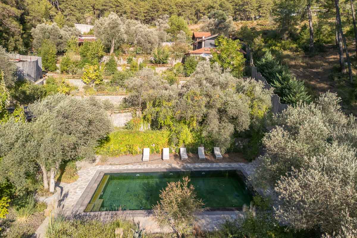 7.126 m² Arazide Havuzlu Çiftlik Evi