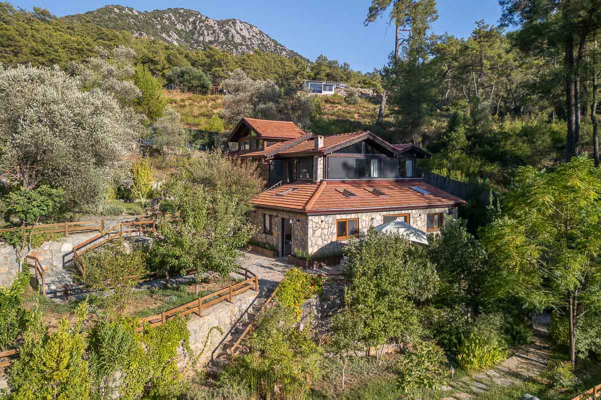 7.126 m² Arazide Havuzlu Çiftlik Evi