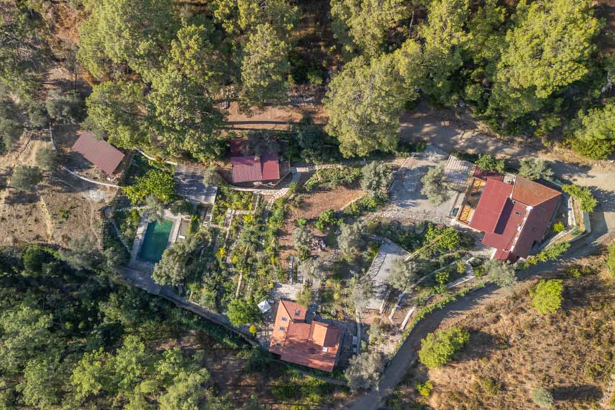 7.126 m² Arazide Havuzlu Çiftlik Evi