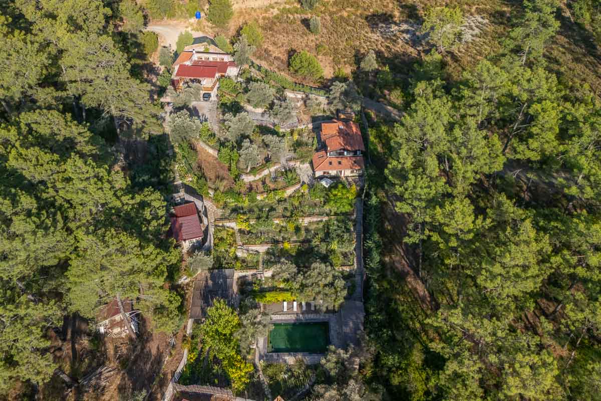 7.126 m² Arazide Havuzlu Çiftlik Evi