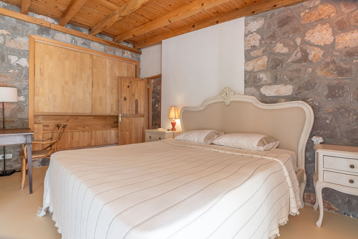 7.126 m² Arazide Havuzlu Çiftlik Evi