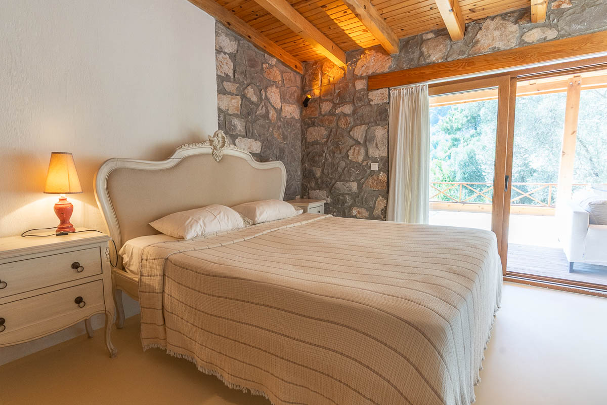 7.126 m² Arazide Havuzlu Çiftlik Evi