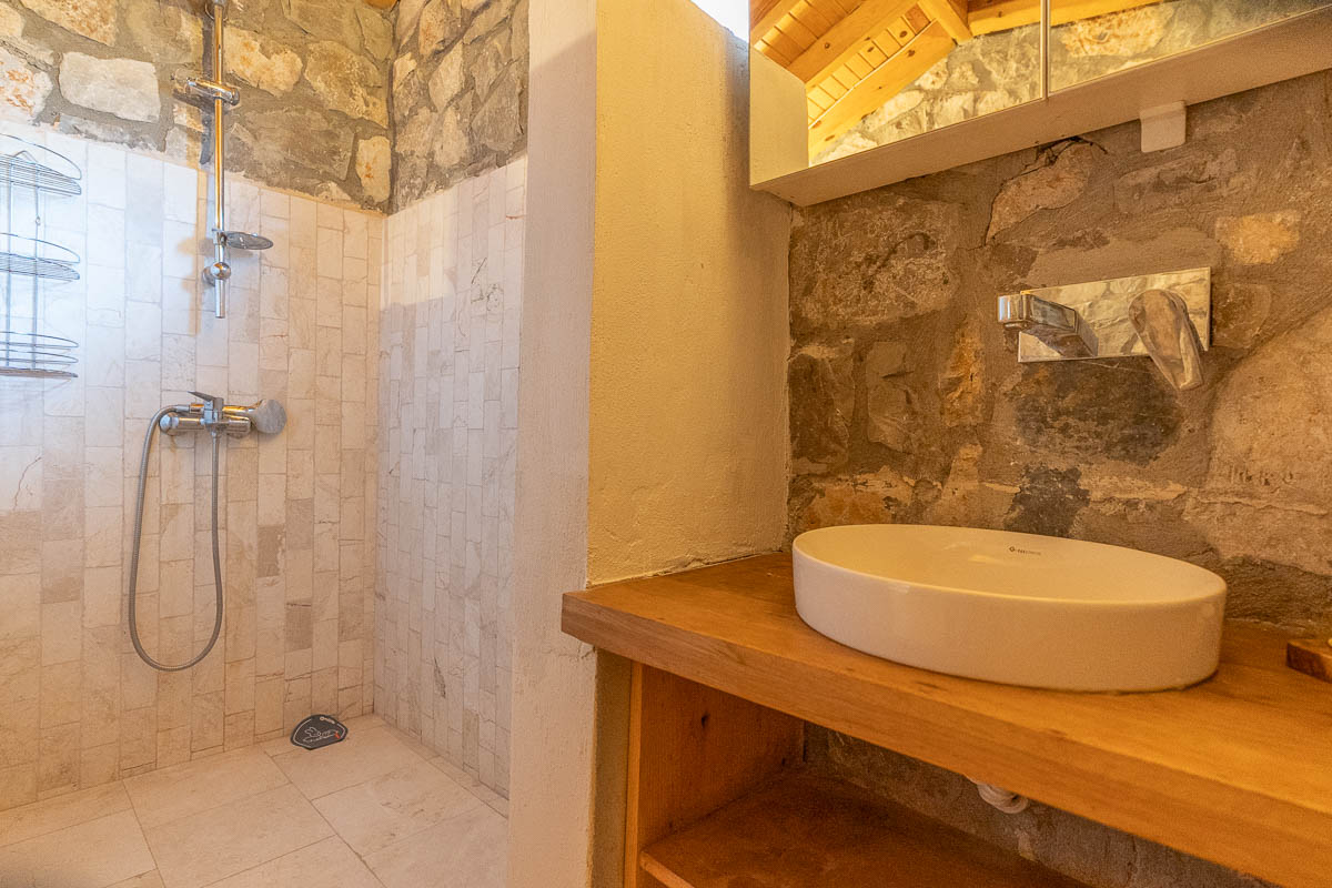 7.126 m² Arazide Havuzlu Çiftlik Evi