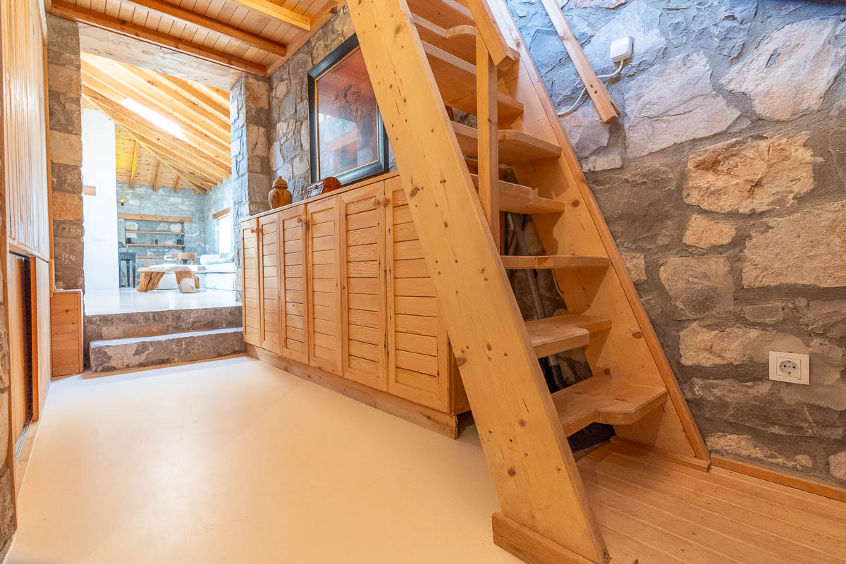 7.126 m² Arazide Havuzlu Çiftlik Evi