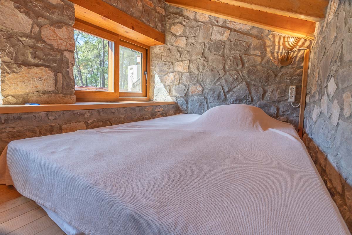 7.126 m² Arazide Havuzlu Çiftlik Evi