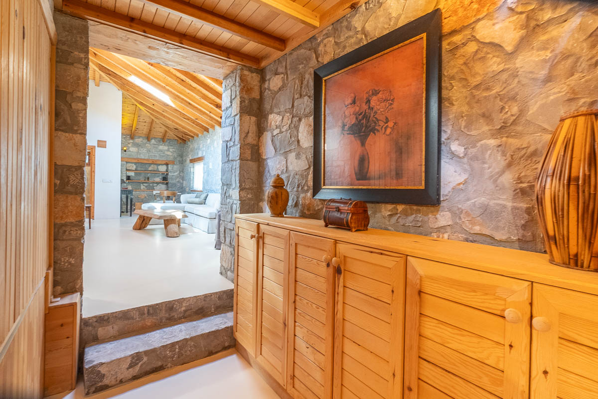 7.126 m² Arazide Havuzlu Çiftlik Evi