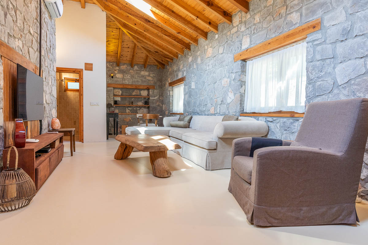 7.126 m² Arazide Havuzlu Çiftlik Evi
