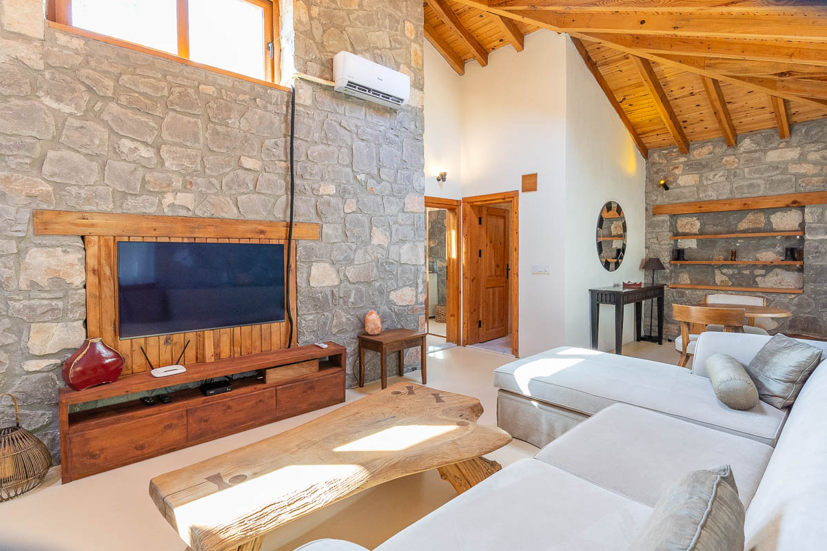 7.126 m² Arazide Havuzlu Çiftlik Evi