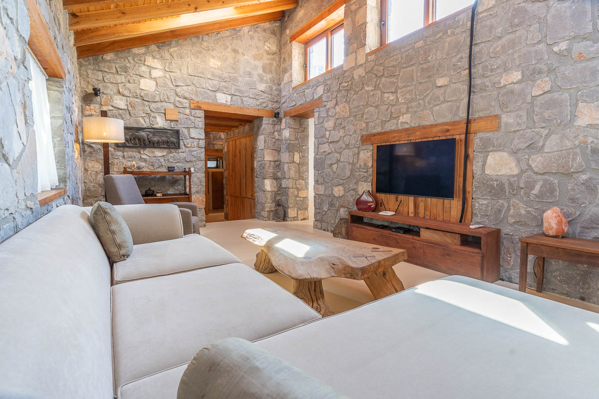7.126 m² Arazide Havuzlu Çiftlik Evi