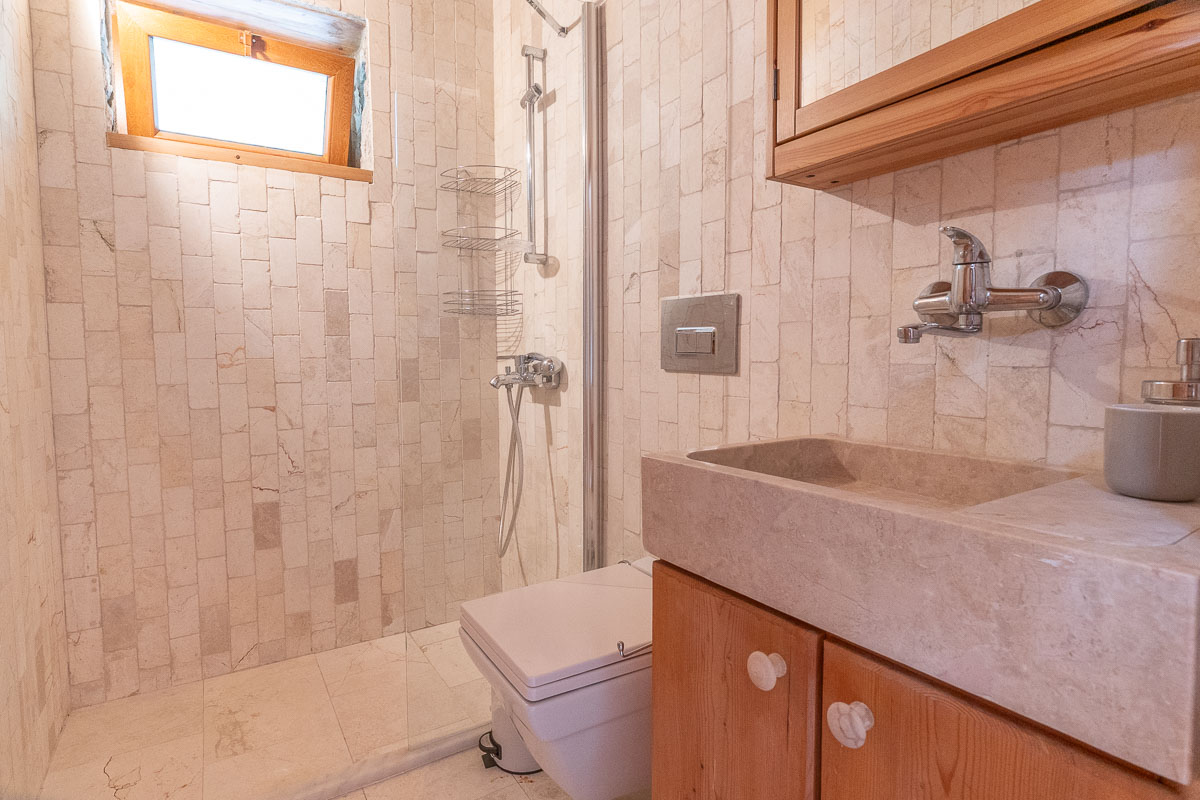7.126 m² Arazide Havuzlu Çiftlik Evi