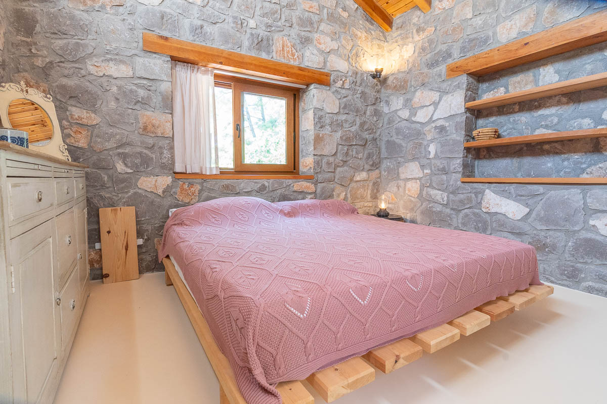 7.126 m² Arazide Havuzlu Çiftlik Evi