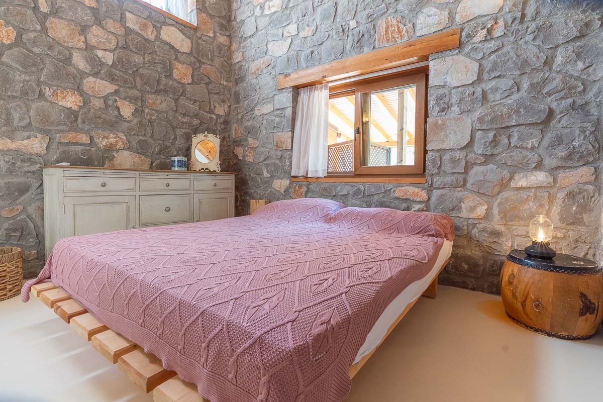 7.126 m² Arazide Havuzlu Çiftlik Evi