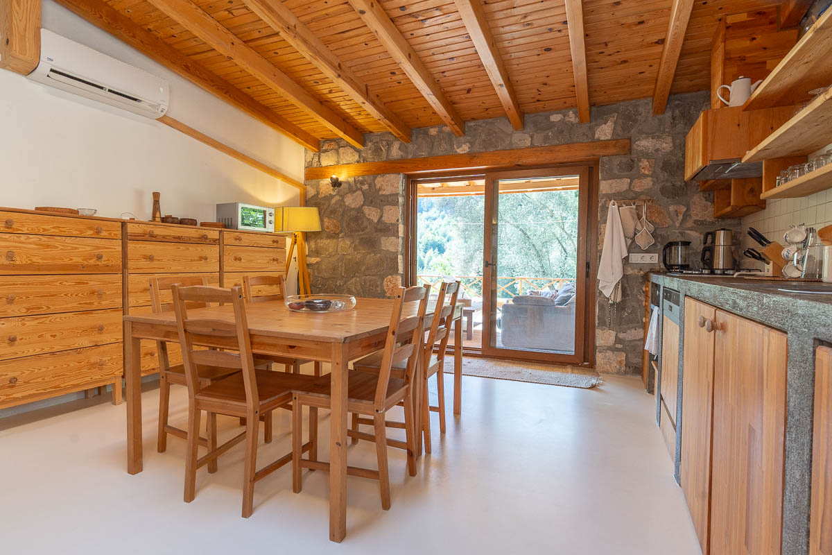 7.126 m² Arazide Havuzlu Çiftlik Evi