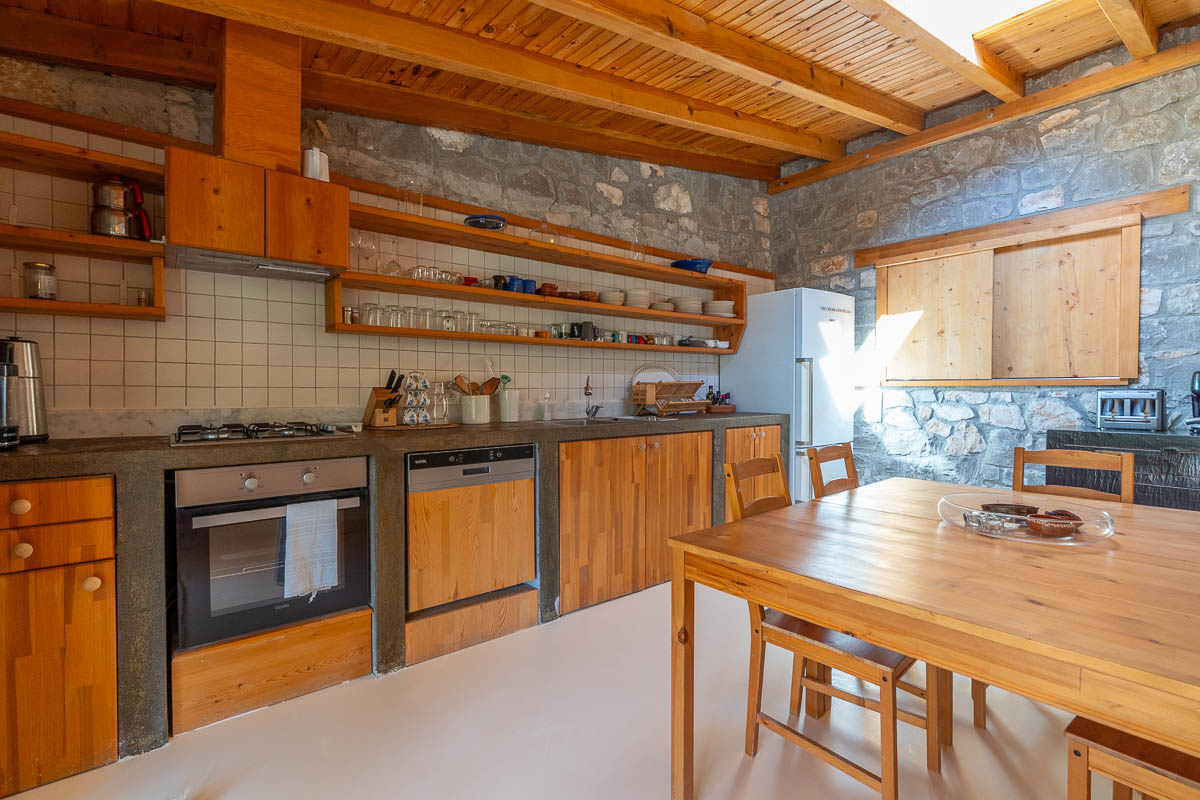 7.126 m² Arazide Havuzlu Çiftlik Evi