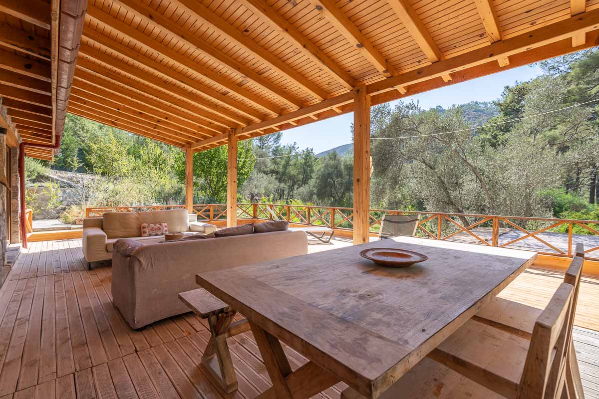 7.126 m² Arazide Havuzlu Çiftlik Evi