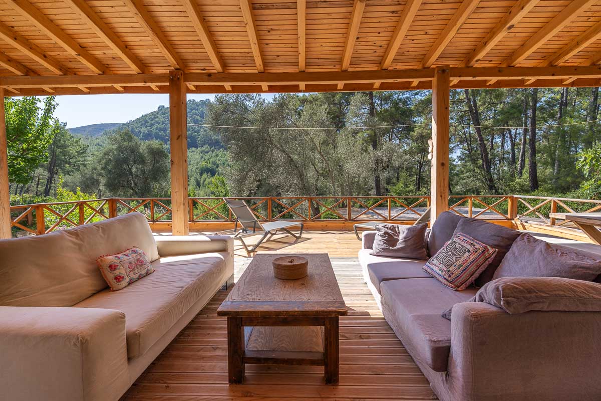 7.126 m² Arazide Havuzlu Çiftlik Evi