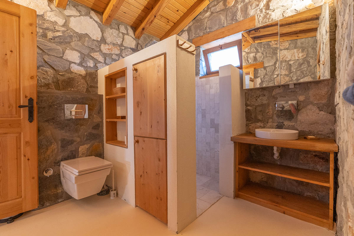 7.126 m² Arazide Havuzlu Çiftlik Evi