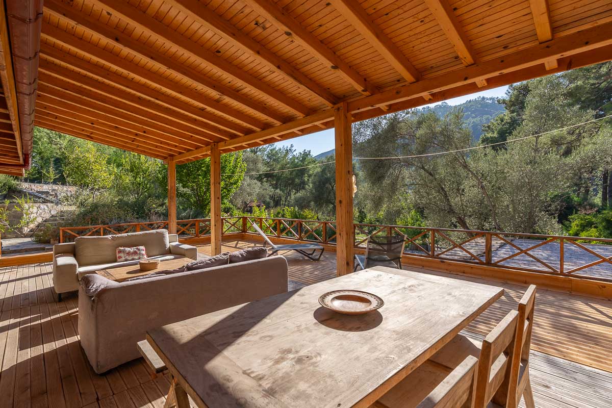7.126 m² Arazide Havuzlu Çiftlik Evi