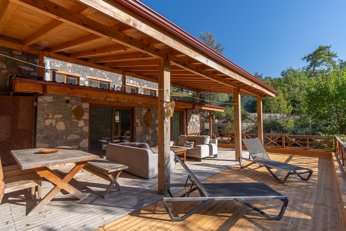 7.126 m² Arazide Havuzlu Çiftlik Evi