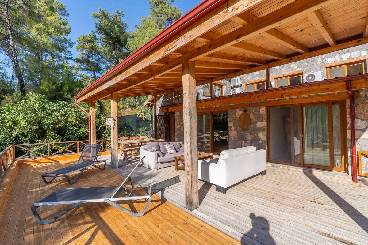 7.126 m² Arazide Havuzlu Çiftlik Evi