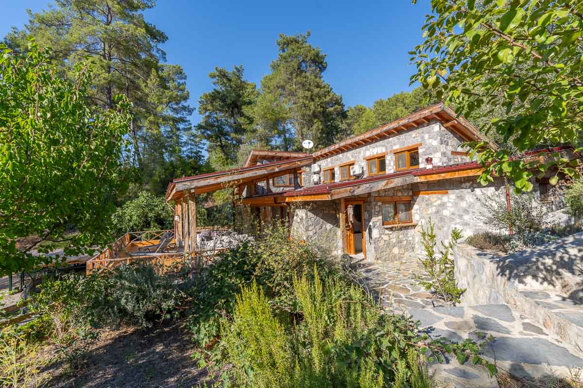 7.126 m² Arazide Havuzlu Çiftlik Evi