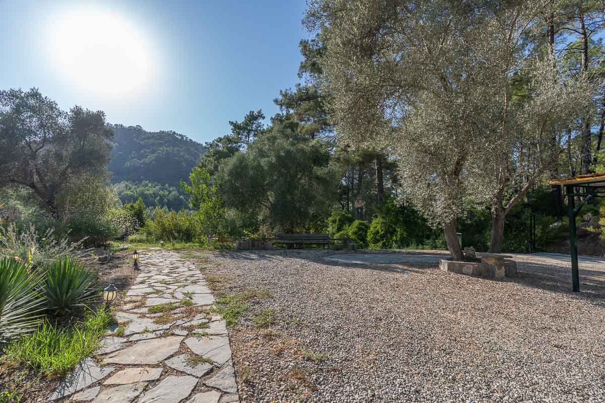 7.126 m² Arazide Havuzlu Çiftlik Evi