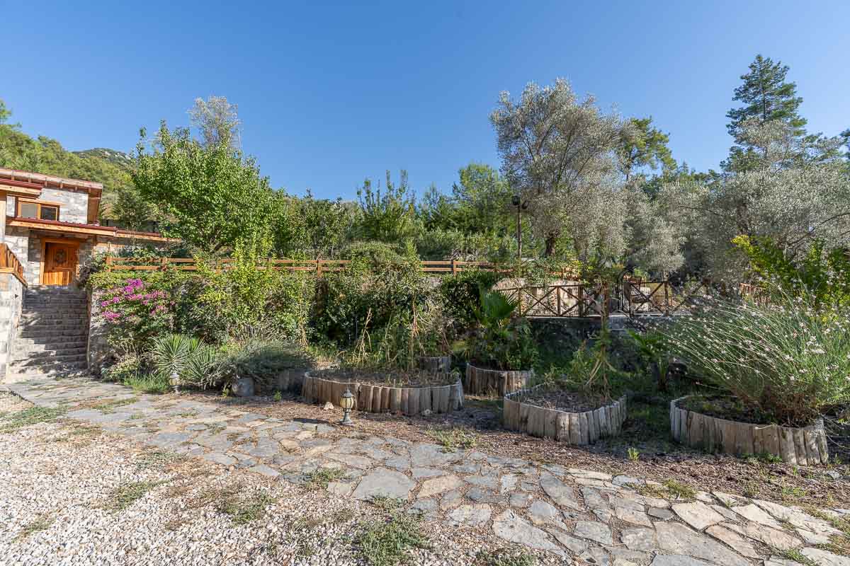 7.126 m² Arazide Havuzlu Çiftlik Evi