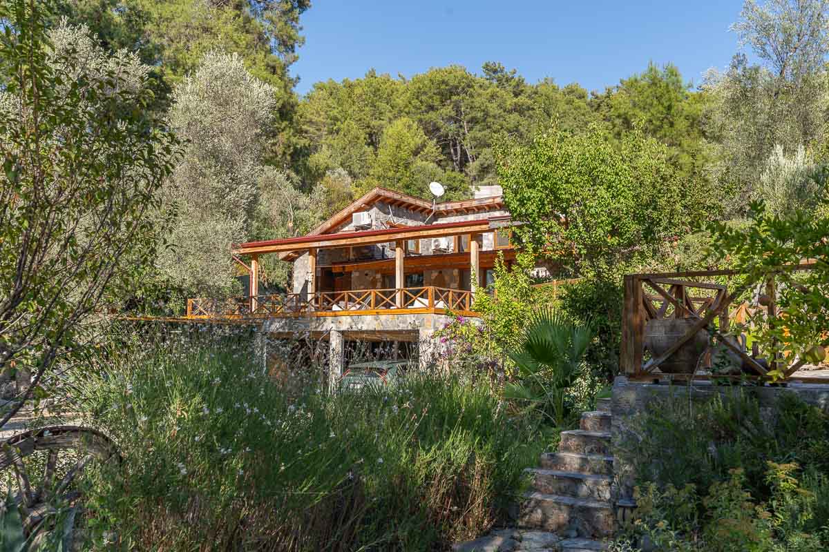 7.126 m² Arazide Havuzlu Çiftlik Evi