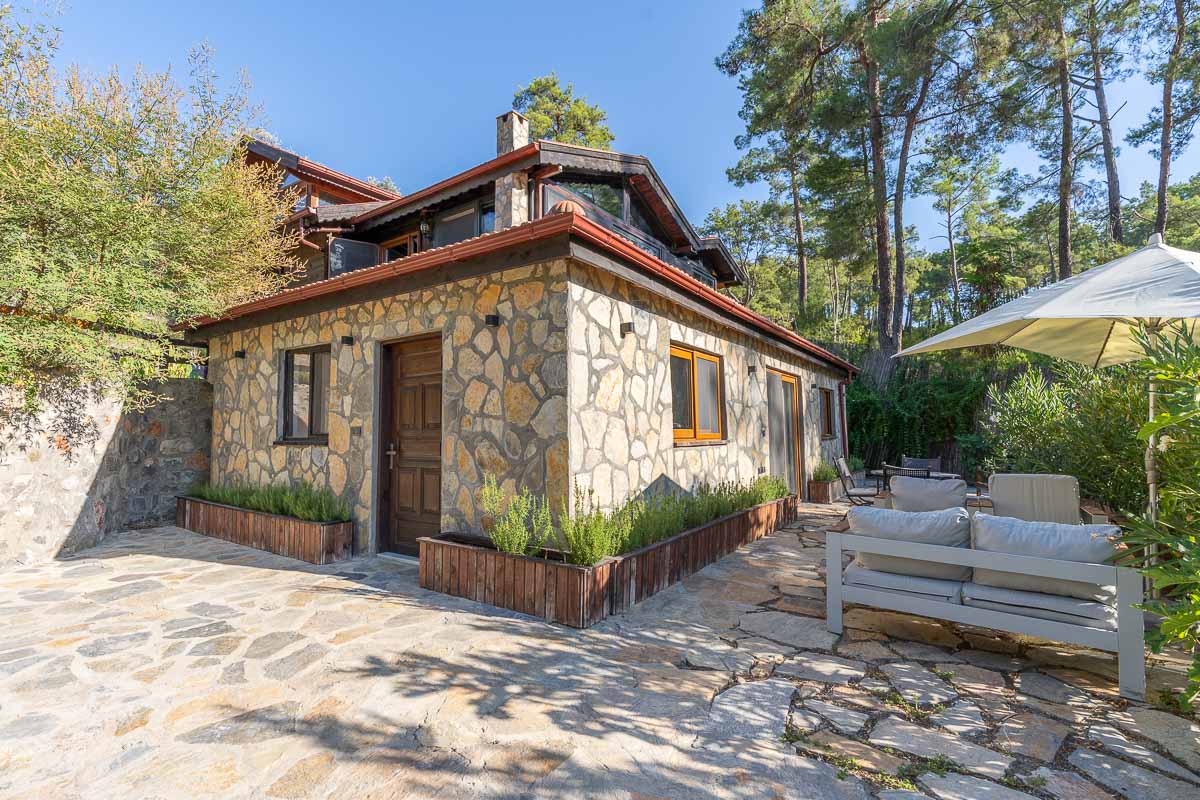 7.126 m² Arazide Havuzlu Çiftlik Evi