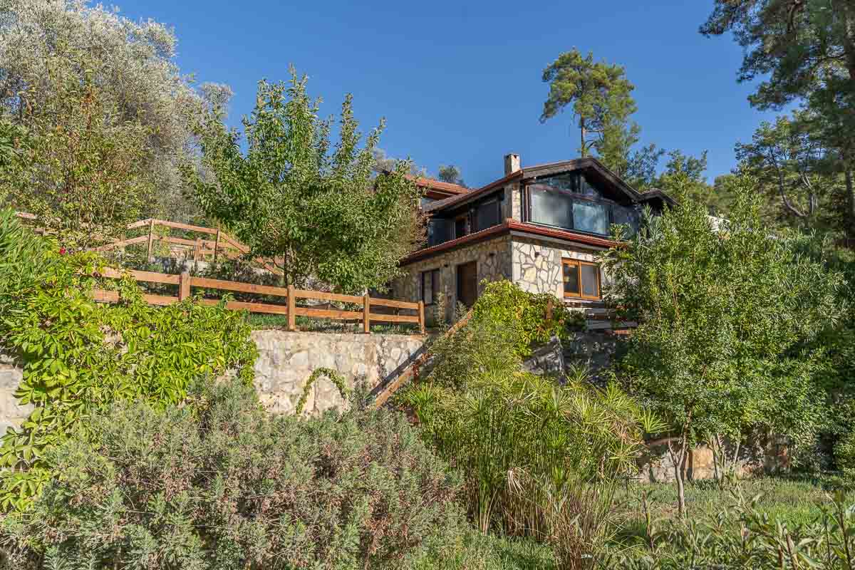 7.126 m² Arazide Havuzlu Çiftlik Evi