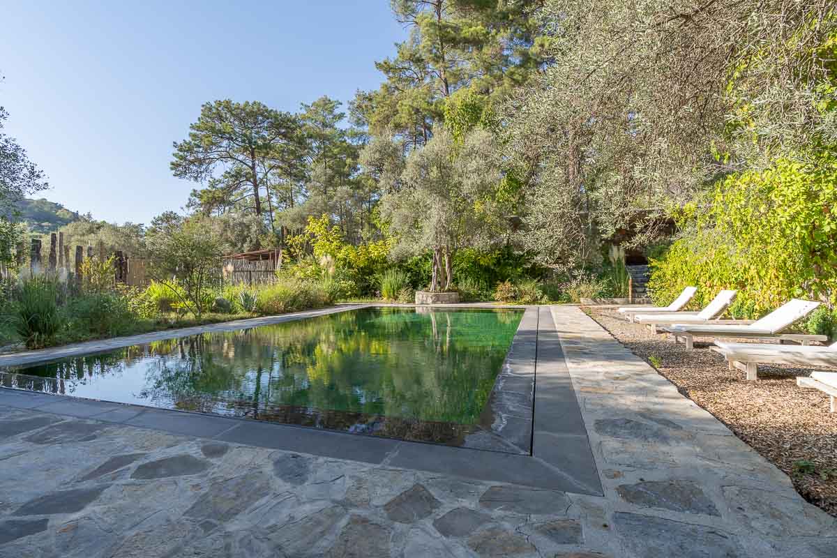7.126 m² Arazide Havuzlu Çiftlik Evi