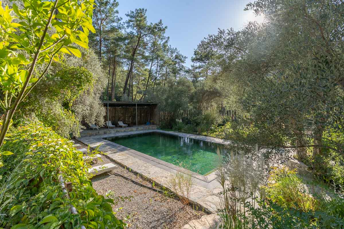 7.126 m² Arazide Havuzlu Çiftlik Evi
