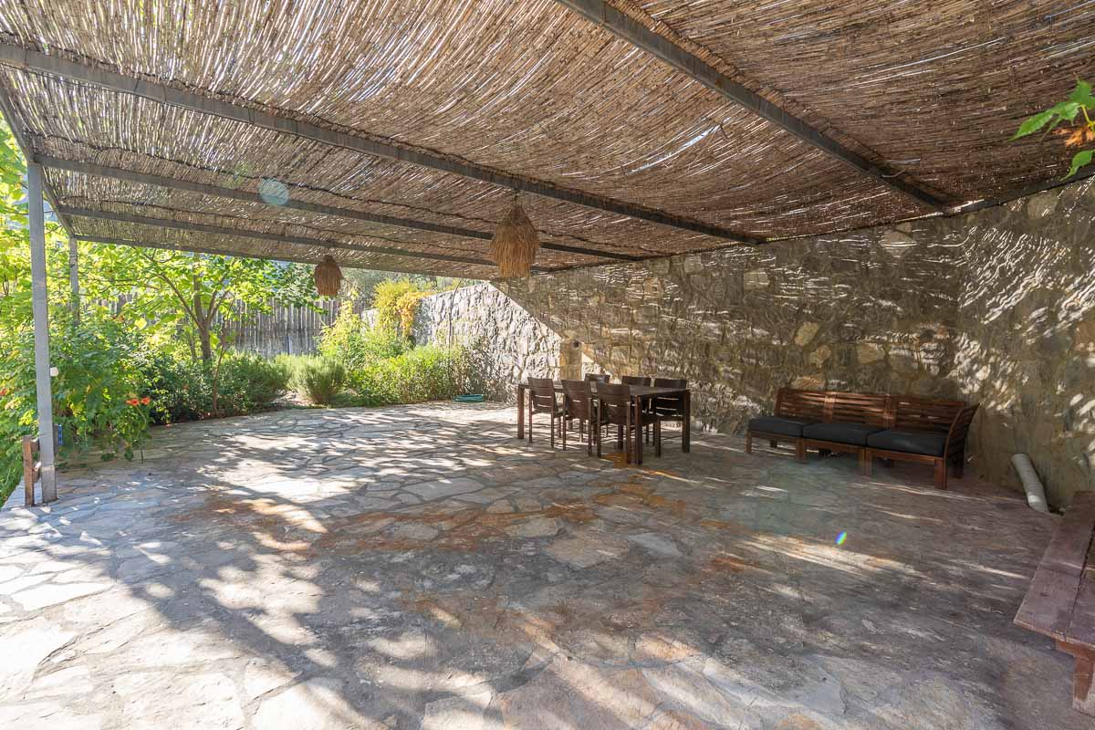 7.126 m² Arazide Havuzlu Çiftlik Evi