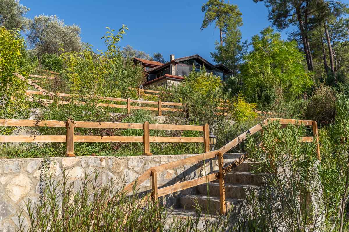 7.126 m² Arazide Havuzlu Çiftlik Evi