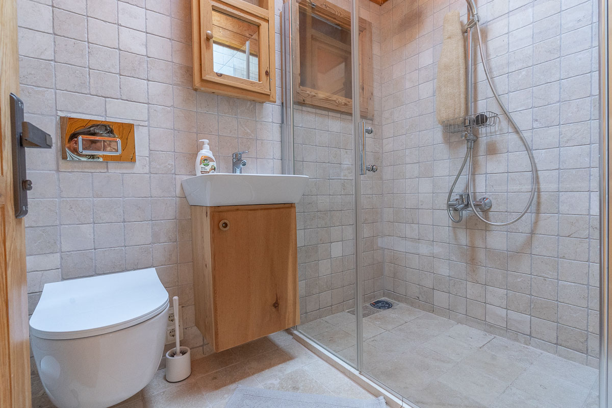 7.126 m² Arazide Havuzlu Çiftlik Evi