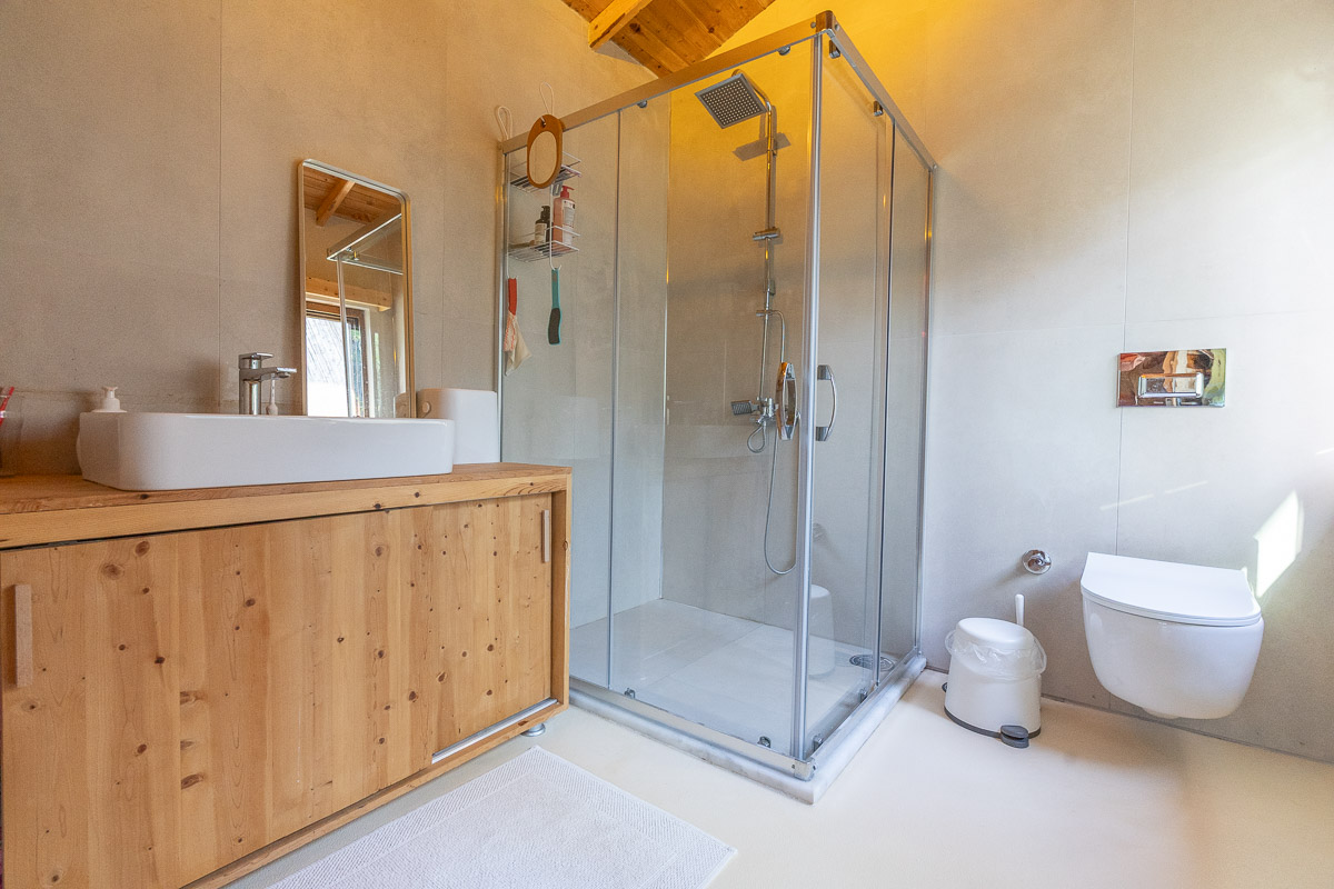 7.126 m² Arazide Havuzlu Çiftlik Evi