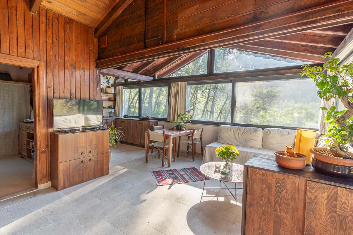 7.126 m² Arazide Havuzlu Çiftlik Evi