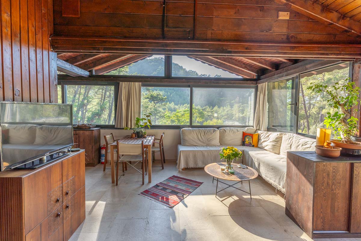7.126 m² Arazide Havuzlu Çiftlik Evi