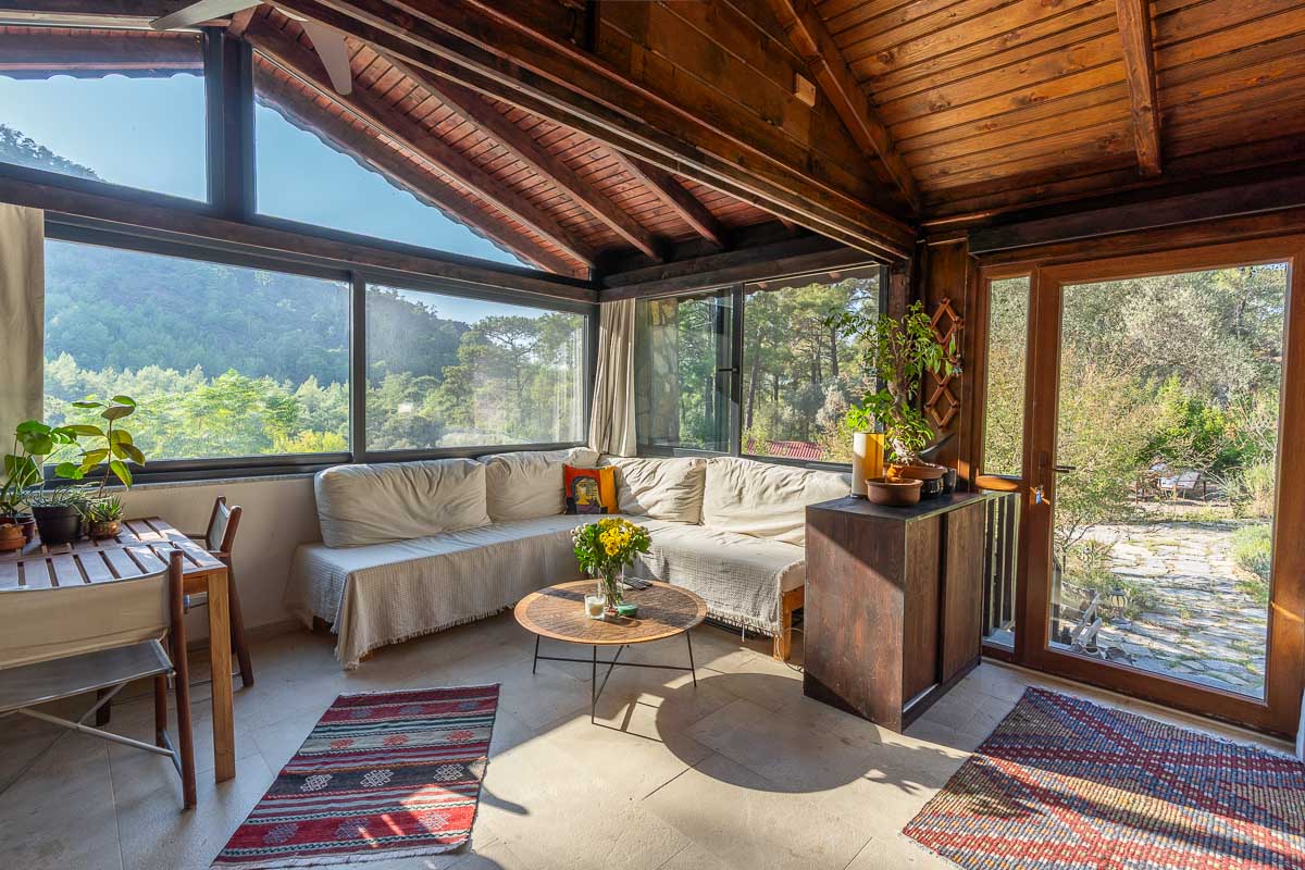 7.126 m² Arazide Havuzlu Çiftlik Evi