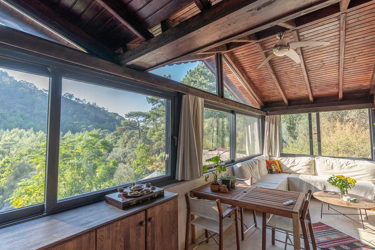 7.126 m² Arazide Havuzlu Çiftlik Evi