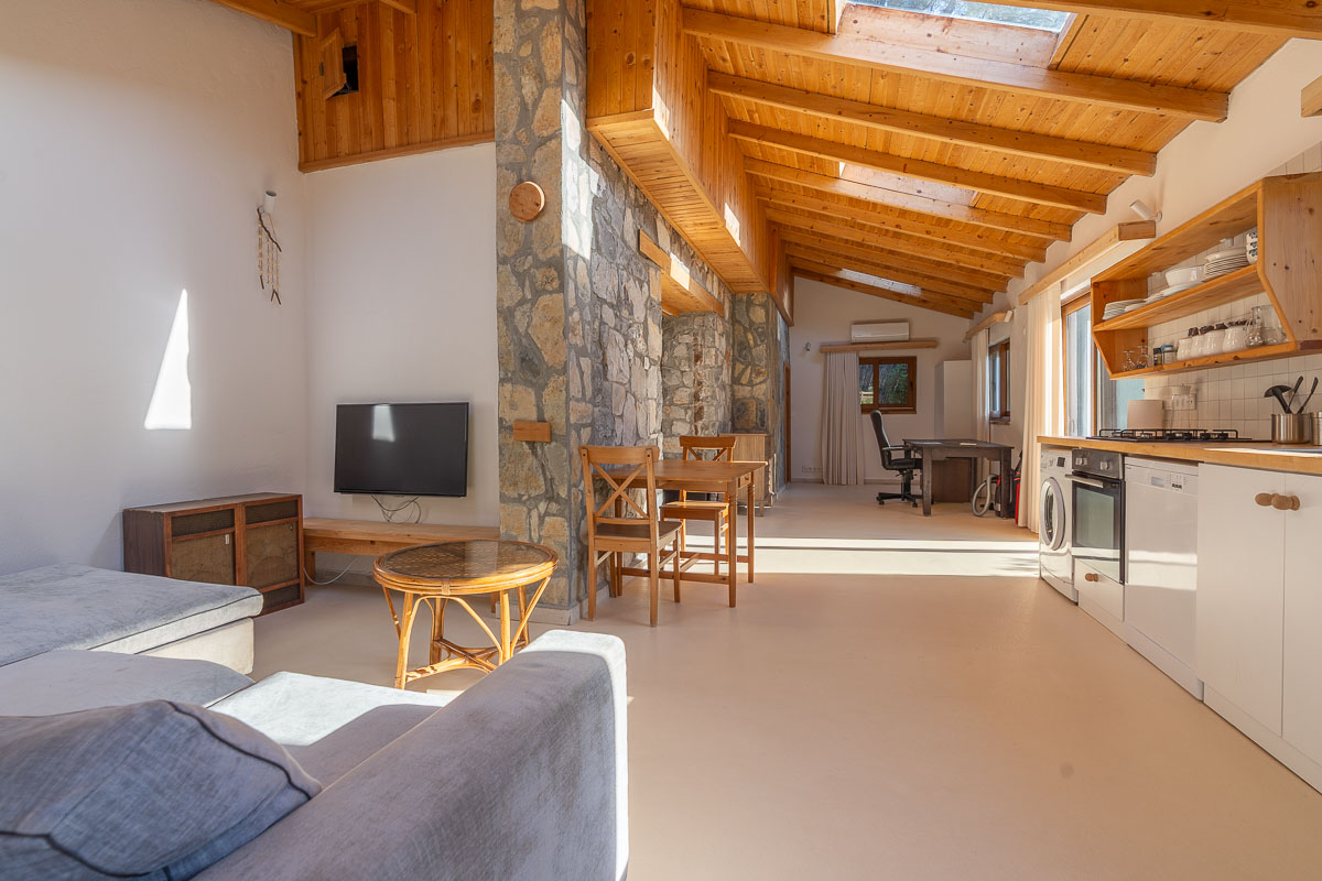 7.126 m² Arazide Havuzlu Çiftlik Evi
