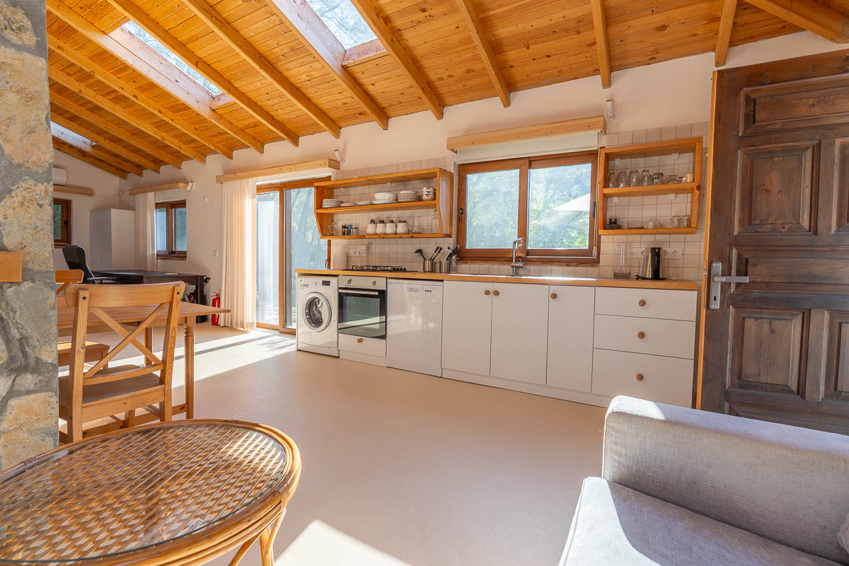 7.126 m² Arazide Havuzlu Çiftlik Evi
