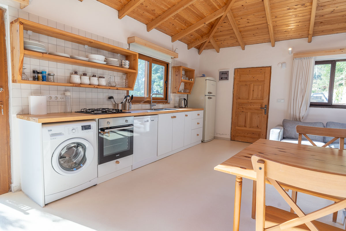 7.126 m² Arazide Havuzlu Çiftlik Evi