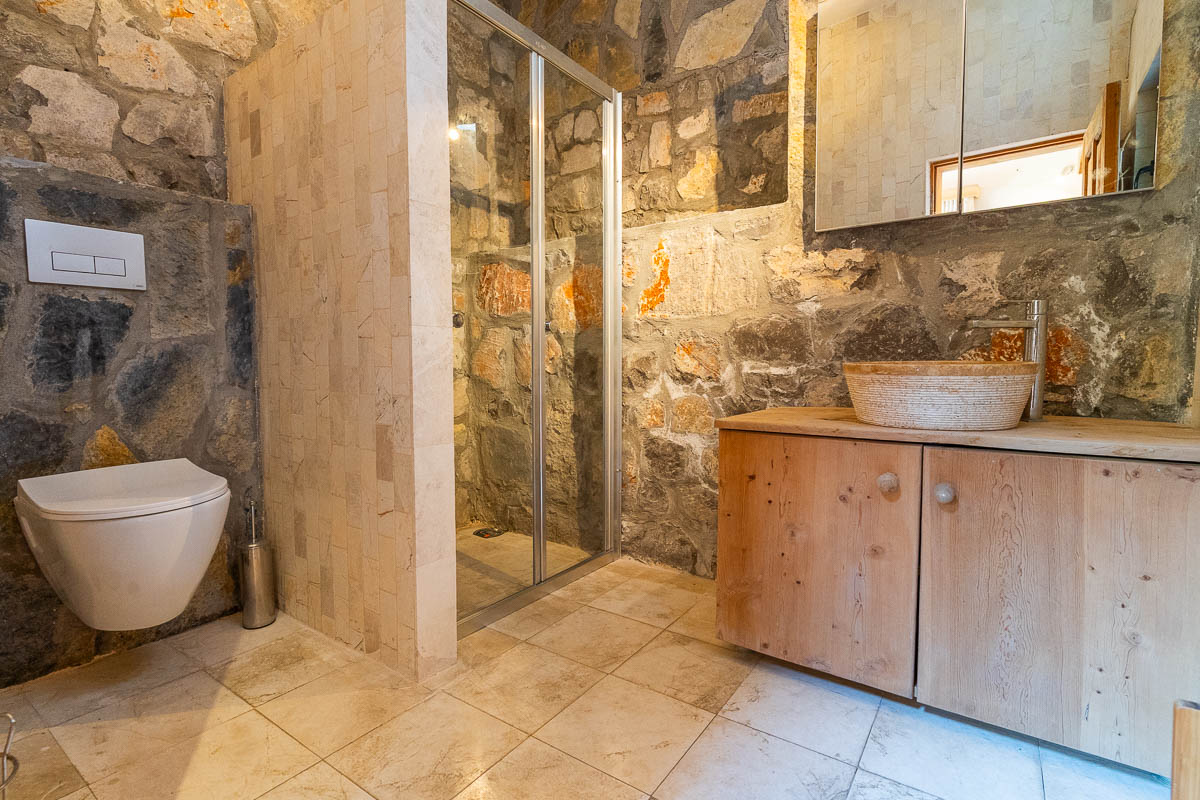 7.126 m² Arazide Havuzlu Çiftlik Evi