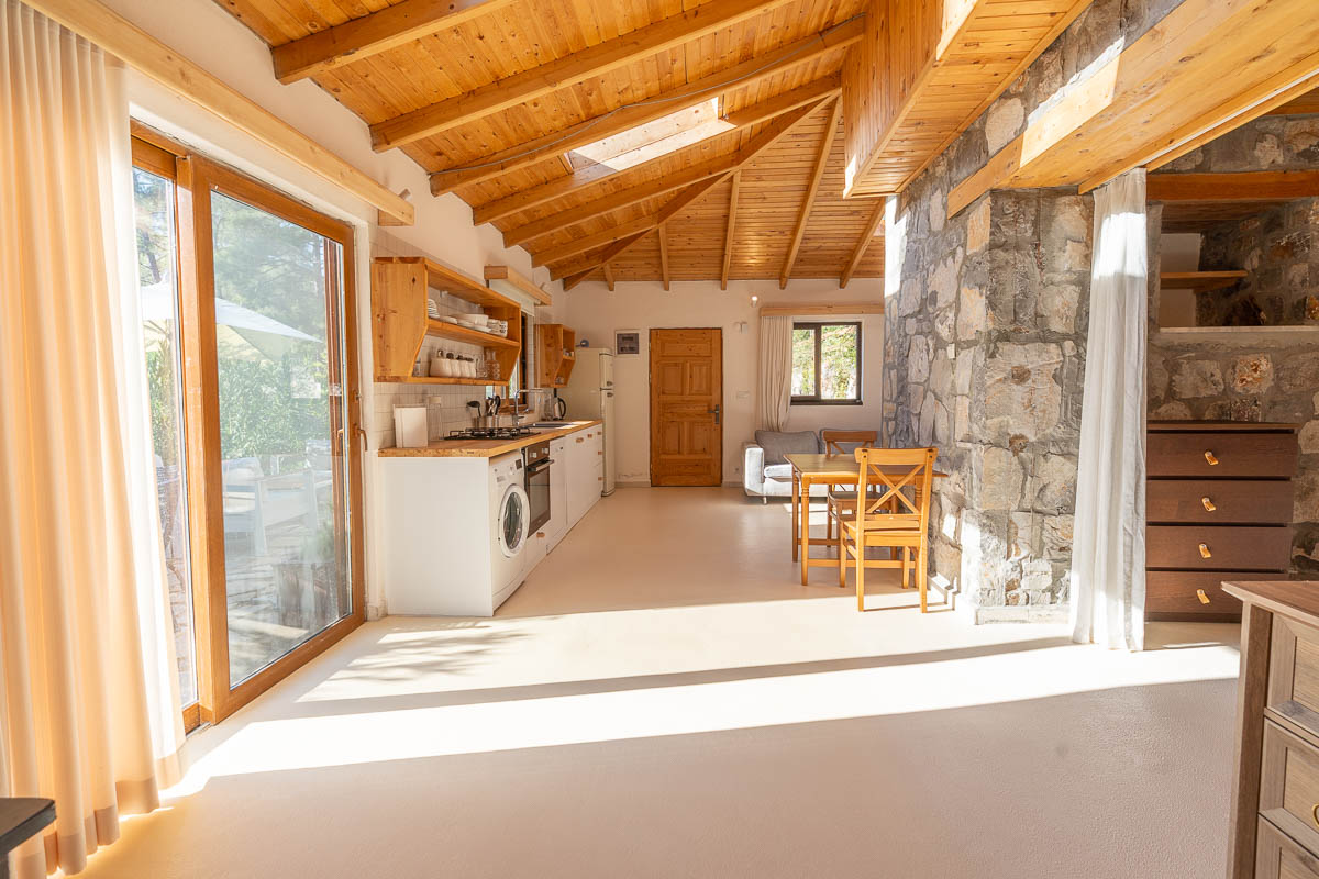 7.126 m² Arazide Havuzlu Çiftlik Evi