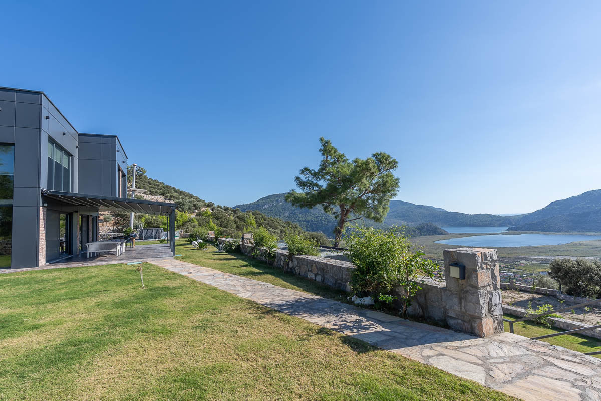 Deniz Manzaralı Modern Villa